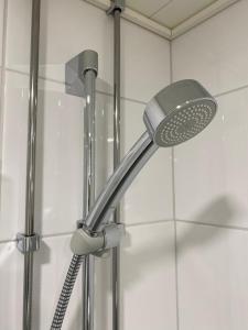 una ducha con cabezal de ducha en un baño en Aava's apt. FREE Parking, en Pori