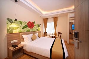 カトマンズにあるTemple Suites Kathmanduのベッドとテレビがあるホテルの部屋