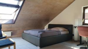Postel nebo postele na pokoji v ubytování 1 Zi DG-Apartment in Bad Friedrichshall-Jagstfeld