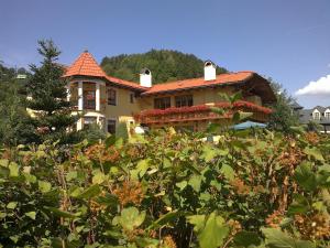 una casa en medio de un campo de plantas en Penzión Stefanshof en Kremnica