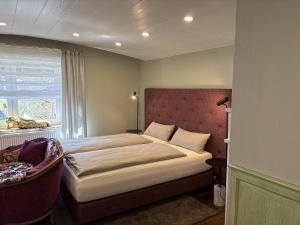 a bedroom with a large bed and a window at das CHRISTO – Ferienwohnungen im Herzen der Kneippstadt in Bad Wörishofen