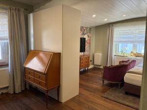 a bedroom with a dresser and a bed and a desk at das CHRISTO – Ferienwohnungen im Herzen der Kneippstadt in Bad Wörishofen