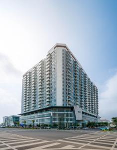 a large white building with a lot of windows at Tobe in Hue 1 - Cozy Apartment with Pool and Gym & City View in Thôn Văn Dương