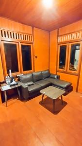 Ein Sitzbereich in der Unterkunft Forrest Cafe & Wisata Berkuda