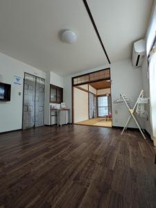 小山市【小山駅徒歩7分】みんなで宅飲み！貸切一軒家ニシグチノイエ wifi有、銭湯近く的一间空房间,铺有硬木地板,设有一扇开放式门