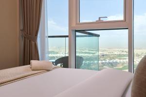 سرير أو أسرّة في غرفة في Modern High-Floor 1BR Apartment with Balcony, Pool Access & Golf Course View, Up to 4 Guests, by Stayfinity