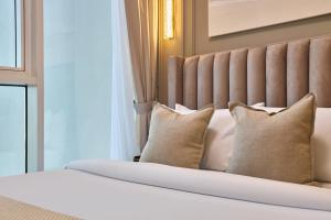 سرير أو أسرّة في غرفة في Modern High-Floor 1BR Apartment with Balcony, Pool Access & Golf Course View, Up to 4 Guests, by Stayfinity