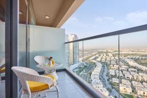 شرفة أو تراس في Modern High-Floor 1BR Apartment with Balcony, Pool Access & Golf Course View, Up to 4 Guests, by Stayfinity