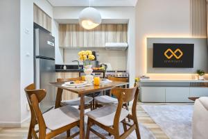 مطبخ أو مطبخ صغير في Modern High-Floor 1BR Apartment with Balcony, Pool Access & Golf Course View, Up to 4 Guests, by Stayfinity