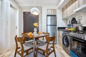 مطبخ أو مطبخ صغير في Modern High-Floor 1BR Apartment with Balcony, Pool Access & Golf Course View, Up to 4 Guests, by Stayfinity