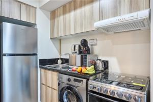 مطبخ أو مطبخ صغير في Modern High-Floor 1BR Apartment with Balcony, Pool Access & Golf Course View, Up to 4 Guests, by Stayfinity