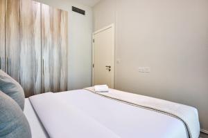 سرير أو أسرّة في غرفة في Modern High-Floor 1BR Apartment with Balcony, Pool Access & Golf Course View, Up to 4 Guests, by Stayfinity