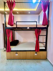 Uma cama ou camas num quarto em The Backpackstack Hostels and Cafe