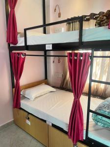 Uma cama ou camas num quarto em The Backpackstack Hostels and Cafe
