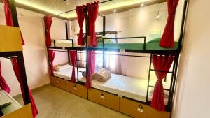 Uma cama ou camas num quarto em The Backpackstack Hostels and Cafe