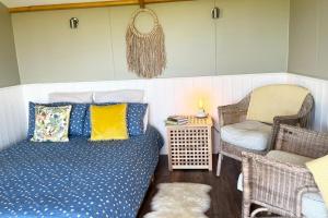 Χώρος καθιστικού στο 1Br-Sleeps2-Field View-Parking-Cabin Experience