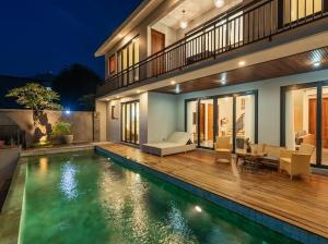 une maison avec une piscine devant une maison dans l'établissement Villa Sanur river view, à anur