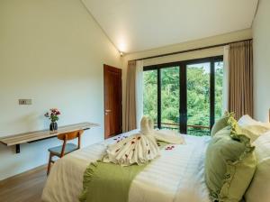 une chambre avec un grand lit avec une fenêtre dans l'établissement Villa Sanur river view, à anur 46 autres photos