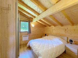 a bedroom in a log cabin with a bed at Chalet du Géhan in Cornimont