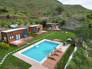 una vista aerea di una casa con piscina di Kaktüs tiny house a Dereköy
