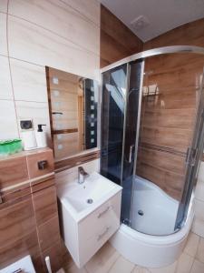 Ένα μπάνιο στο apartament 95 m2 - 300 metrów od morza, 50 metrów od jeziora Jamno