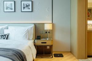 Giường trong phòng chung tại Yes Rustic Luxury Rome Art Hotel