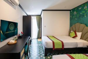 Charmpearl Hotel & Suites客房内的一张或多张床位