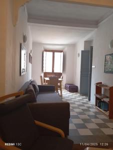 - un salon avec un canapé et un sol en damier dans l'établissement Apartamento Luz, à Órgiva