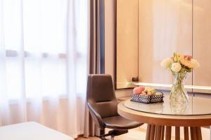 Khu vực ghế ngồi tại Yes Rustic Luxury Rome Art Hotel