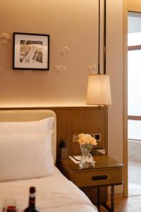 Giường trong phòng chung tại Yes Rustic Luxury Rome Art Hotel
