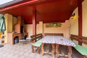 ein Esszimmer mit Tisch und Kamin in der Unterkunft Casa Rehner in Sighişoara + 32 Fotos