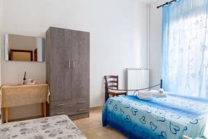 Un dormitorio con una cama, una cómoda y un espejo. en Agriturismo Tramonto in Maremma, en Grosseto