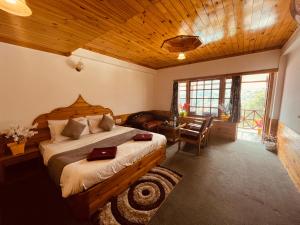 Postel nebo postele na pokoji v ubytování Hotel The Sita Classic - Best Selling Hotel In Manali