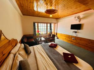 TV a/nebo společenská místnost v ubytování Hotel The Sita Classic - Best Selling Hotel In Manali