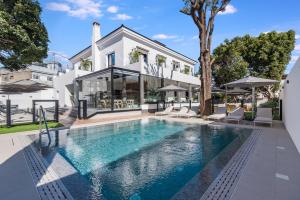 une piscine devant une maison dans l'établissement Las Dunas de Santa Catalina Boutique House, à Las Palmas de Gran Canaria