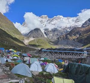 KedārnāthAarvi camps的山地里的一组帐篷