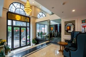 河内Charmpearl Hotel & Suites的商店的大堂,设有大窗户