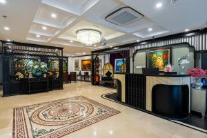河内Charmpearl Hotel & Suites的大堂设有大房间,墙上挂有绘画作品 更多37张照片