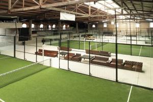 a tennis court with benches and a tennis court at Hotel Boutique Nueva Escocia, Puebla in Puebla