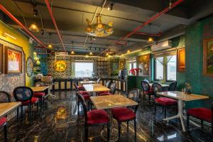 河内Charmpearl Hotel & Suites的一间有桌椅的餐厅
