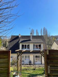a house with a roof on top of it at Appartement 3 pièces in Mareil-Marly