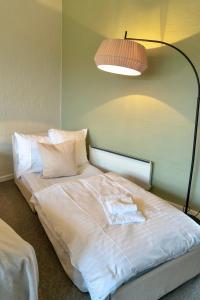 Letto o letti in una camera di Strandhotel Klitrosen