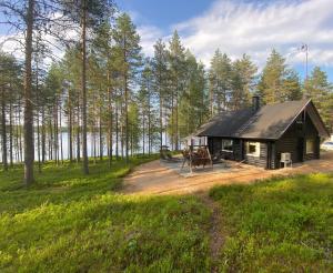 una pequeña cabaña en un campo con árboles en Kangasjärvi, en Pudasjärvi
