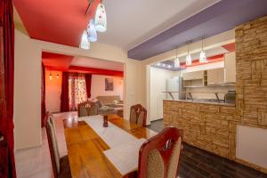 a dining room and living room with a table and a kitchen at Casa Rehner in Sighişoara