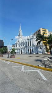カリにあるMom's house Colombia Casa 1の街の通りにある大きな白い建物