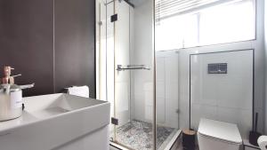 ein Badezimmer mit Dusche, Toilette und Waschbecken in der Unterkunft La Ballito 107 in Ballito + 5 Fotos