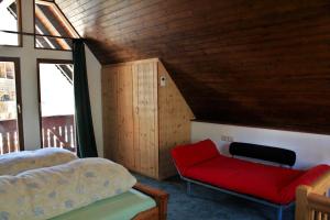 Posezení v ubytování Seperates Ferienhaus Bachhäusle auf dem Hasenhof mit eigener Terrasse mit Grill, Kachelofen, WLAN