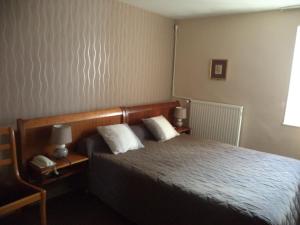 Postel nebo postele na pokoji v ubytování Cit'Hotel Avallon Vauban