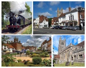 un collage d'images d'une ville avec un train dans l'établissement Bridewell Cottage in the heart of Tenterden - Pass The Keys, à Tenterden