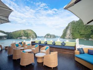 vista dal ponte di una nave da crociera di Bhaya Luxury Halong Cruise - Manage by LuxCruises a Ha Long
